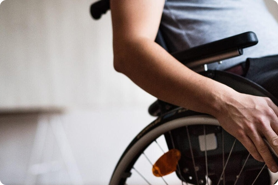 Per le persone con mobilità ridotta: rende possibile il movimento indipendente e supporta i viaggi per le attività e le commissioni quotidiane.